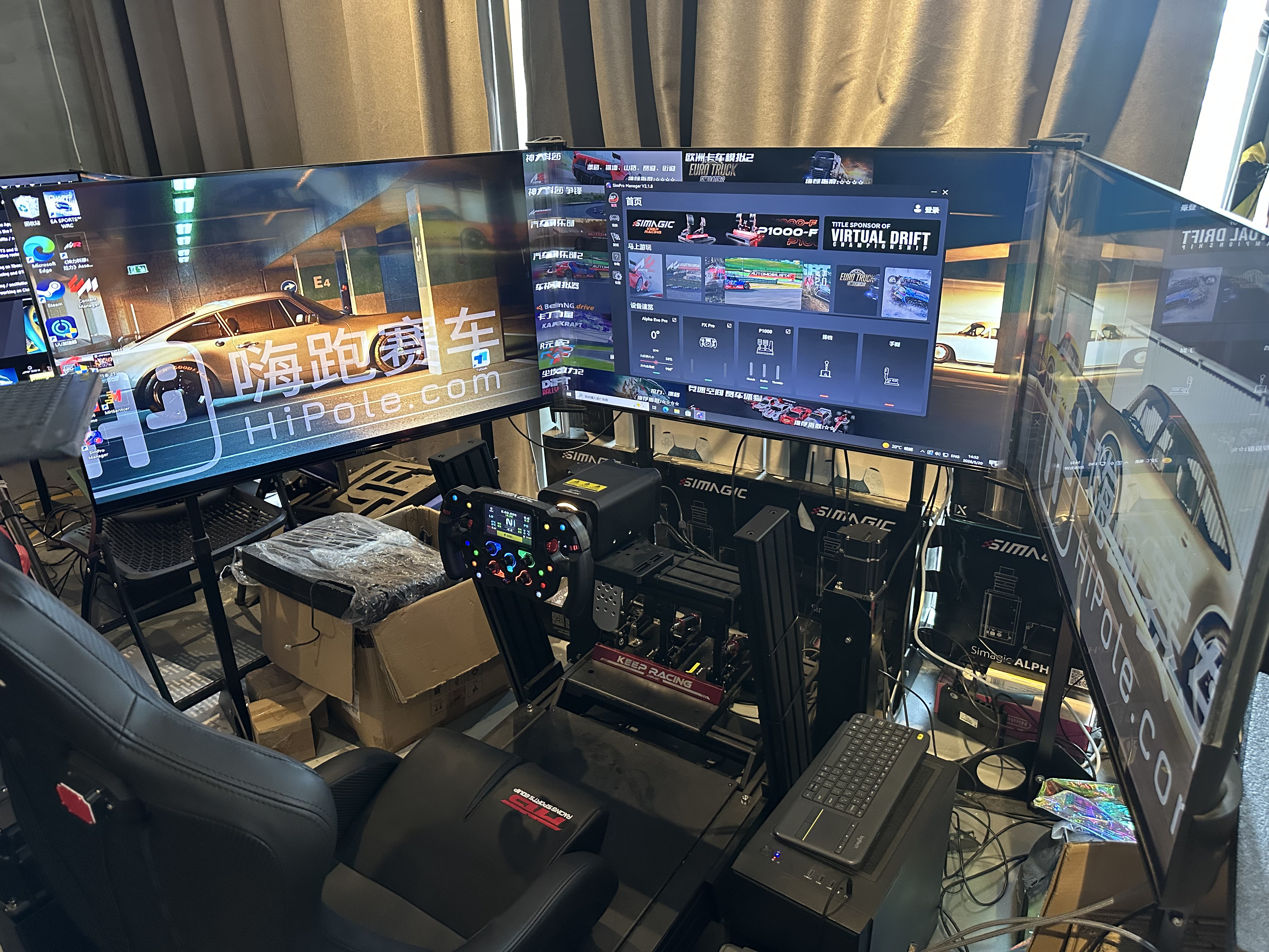 模拟器店里的三联屏赛车模拟器