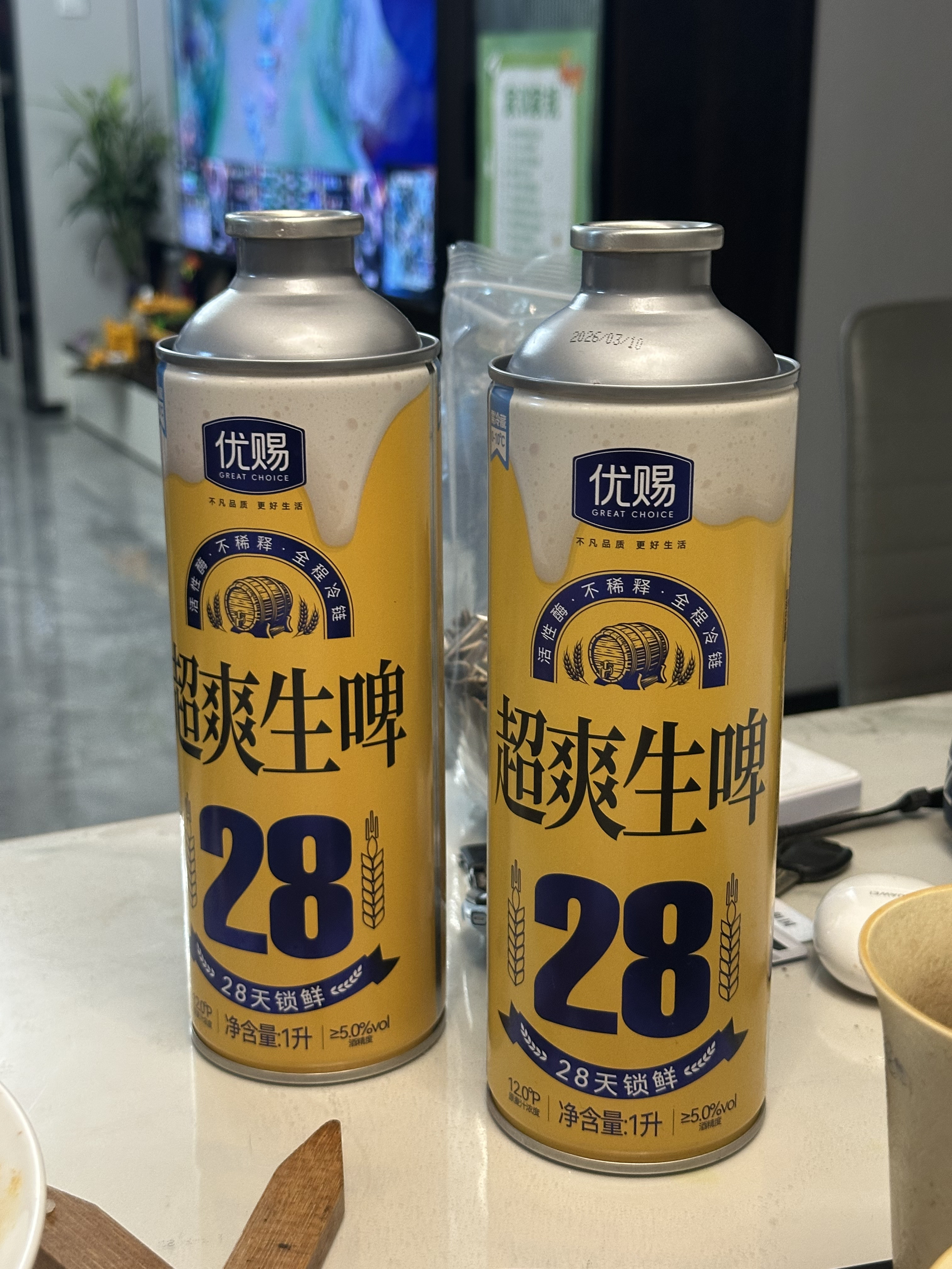 桌上的一升装生啤